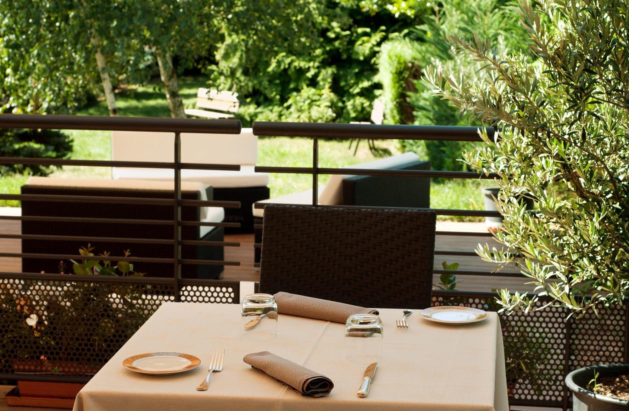 Logis Hotel Le Parc & Spa Сент-Ипполит Экстерьер фото