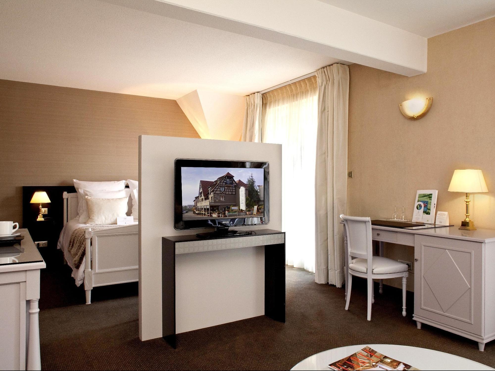 Logis Hotel Le Parc & Spa Сент-Ипполит Экстерьер фото