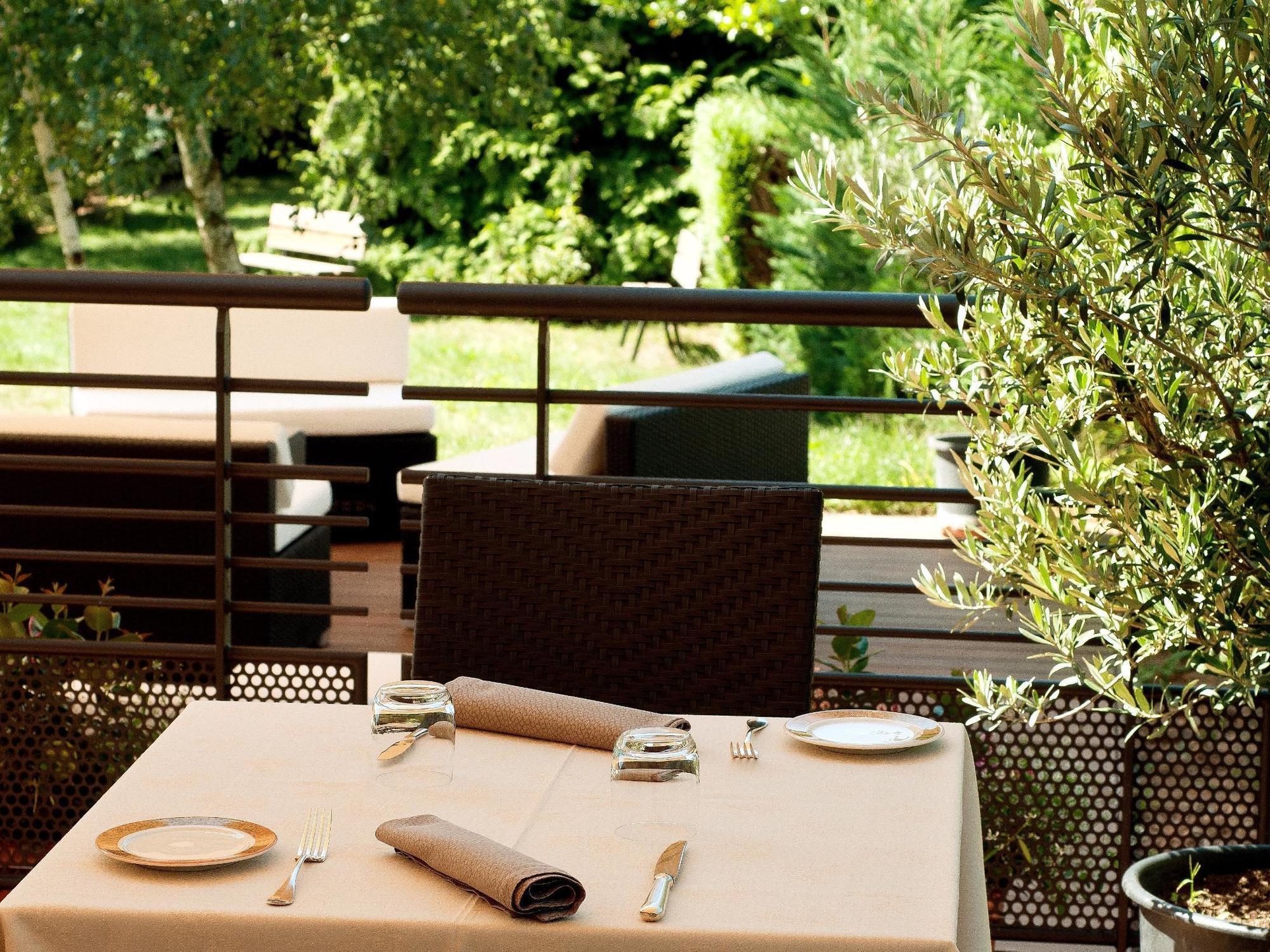 Logis Hotel Le Parc & Spa Сент-Ипполит Экстерьер фото