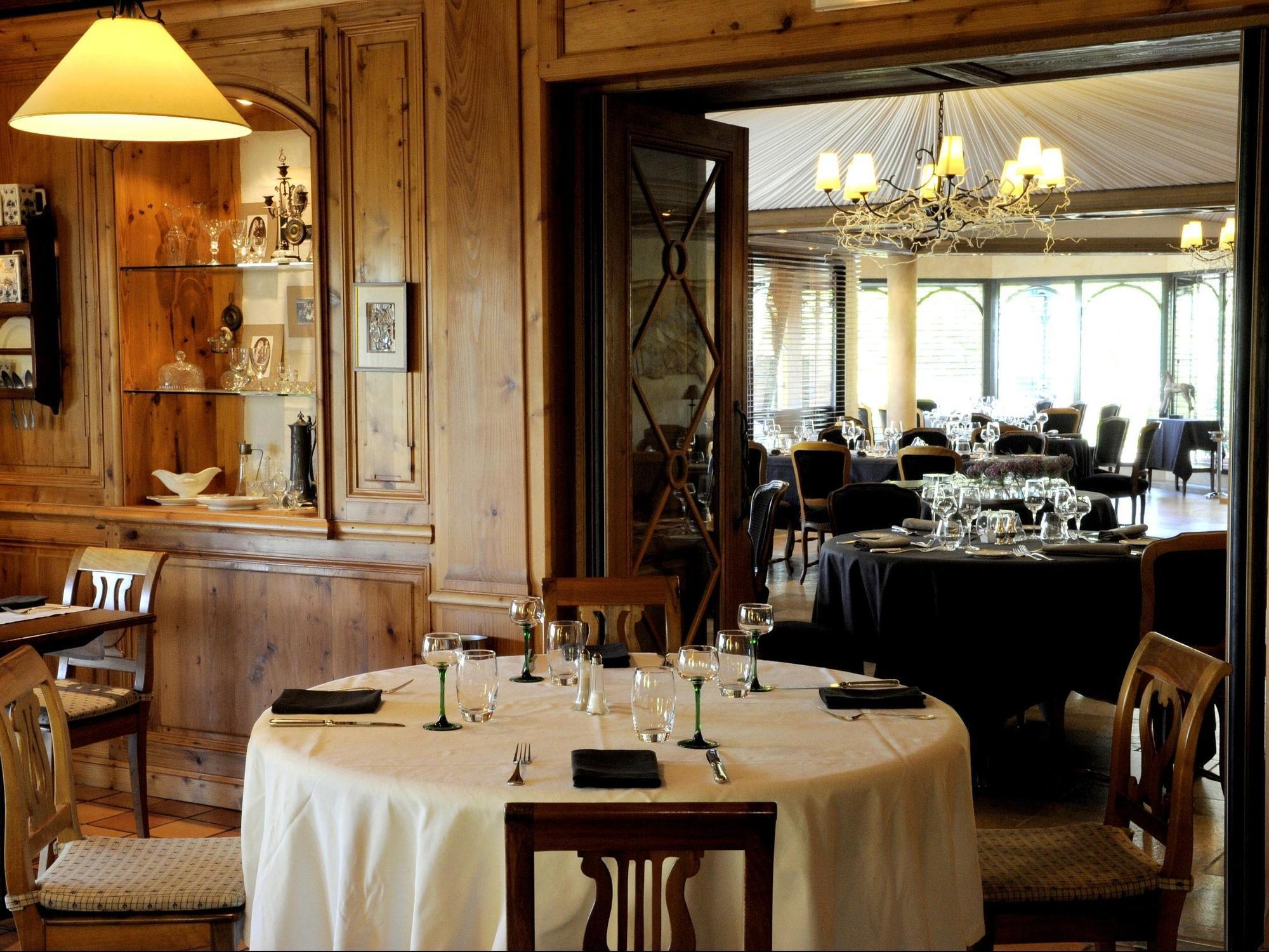 Logis Hotel Le Parc & Spa Сент-Ипполит Экстерьер фото
