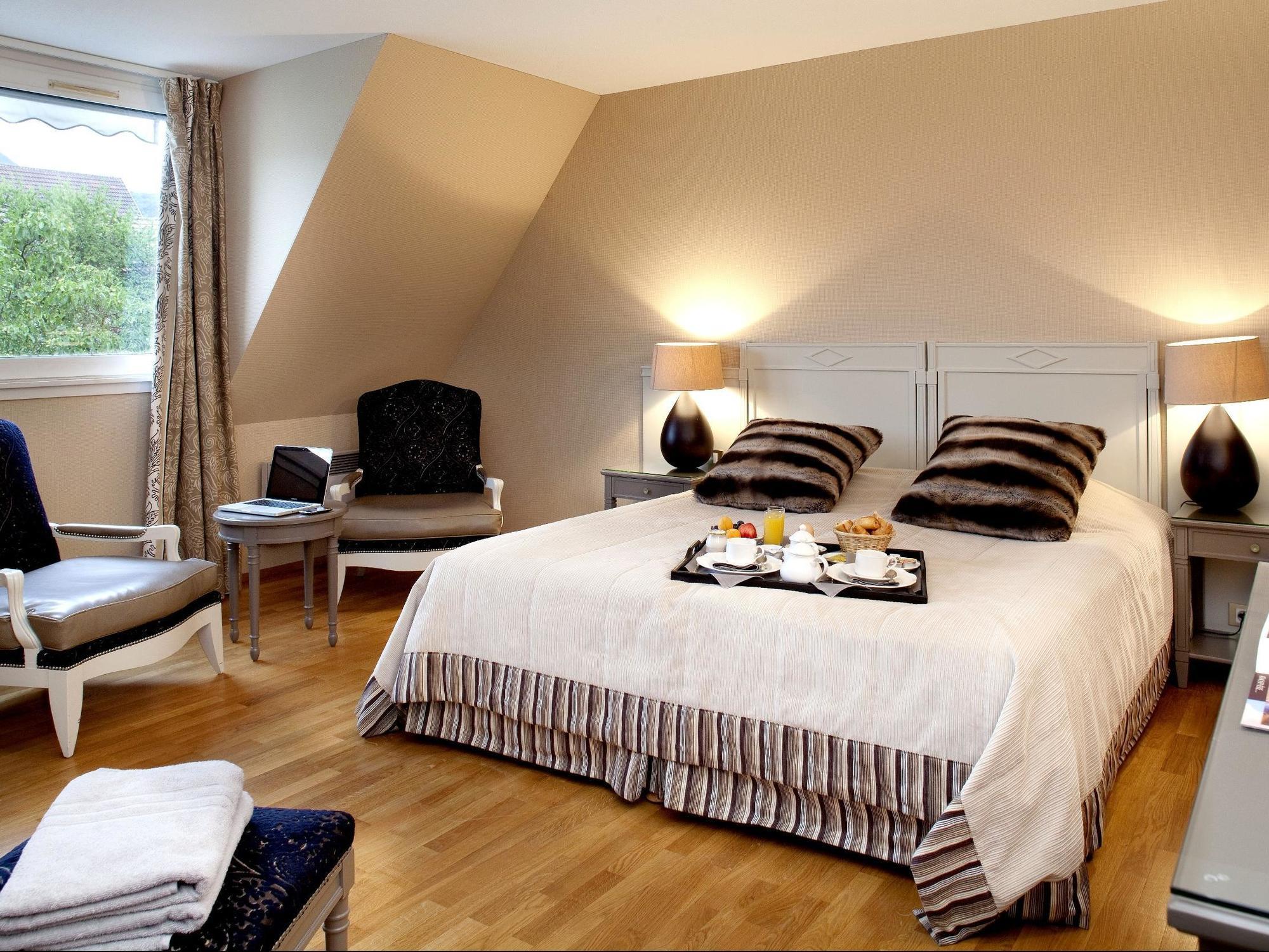 Logis Hotel Le Parc & Spa Сент-Ипполит Экстерьер фото